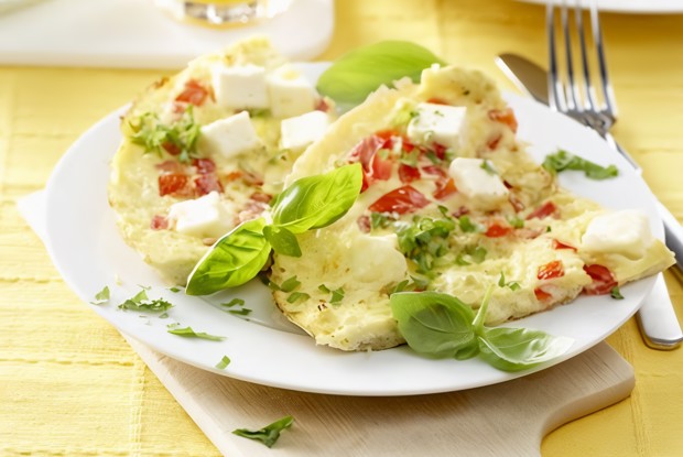 Омлет с беконом, помидорами, базиликом и орегано