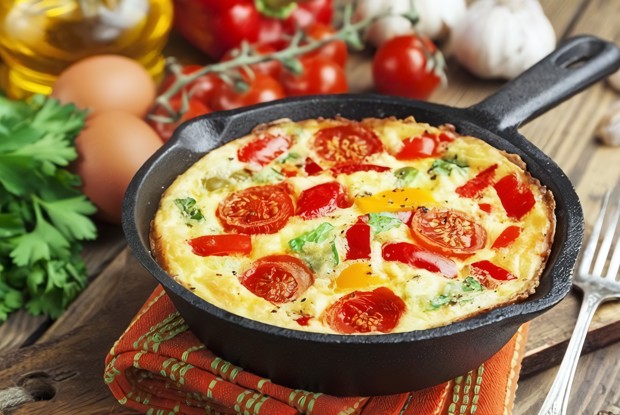 Омлет с болгарским перцем, грибами, помидорами и грудинкой