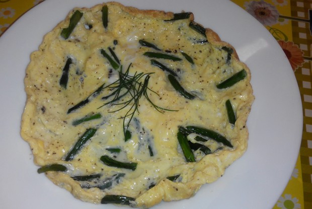 Омлет с чесночными перьями по-деревенски