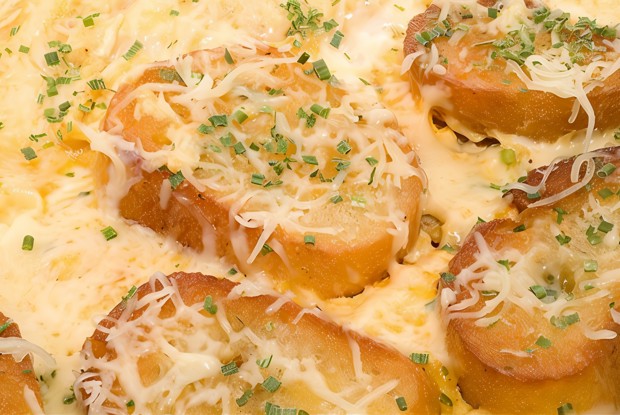 Омлет с чесноком, грюйером и сухариками