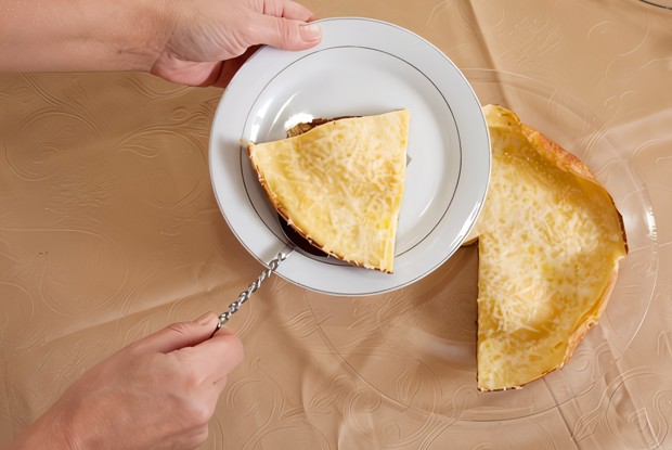 Омлет с карамелизованной грушей, горгонзолой, беконом и орехами пекан