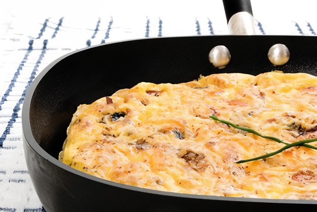 Омлет с куриной печенью и помидорами