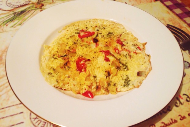 Омлет с луком-пореем и помидорами