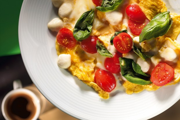 Омлет с моцареллой и помидорами