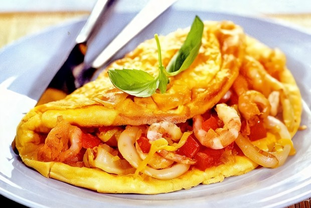 Омлет с морепродуктами и зеленью