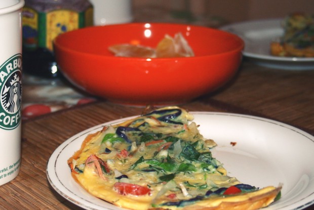 Омлет с морковью, болгарским перцем и луком