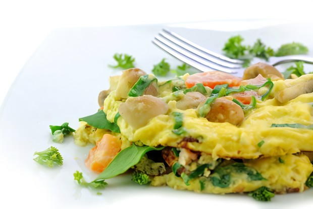 Омлет с начинкой из грибов, шпината и феты