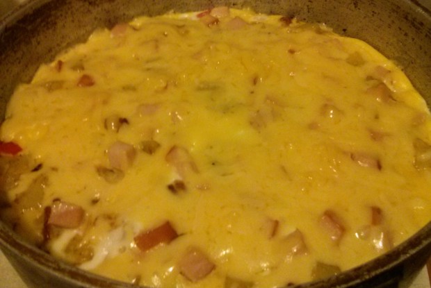 Омлет с овощами и ветчиной