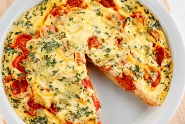 Омлет с помидорами и красным луком