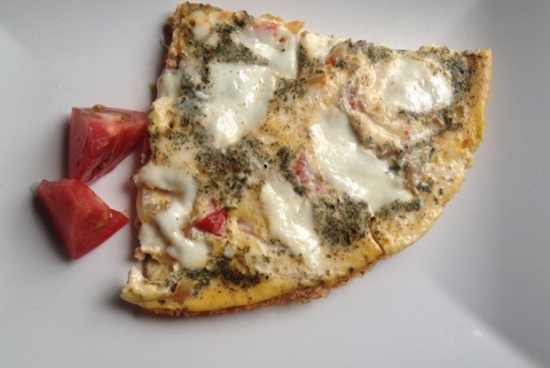 Омлет с помидорами, сладким перцем и сыром моцарелла