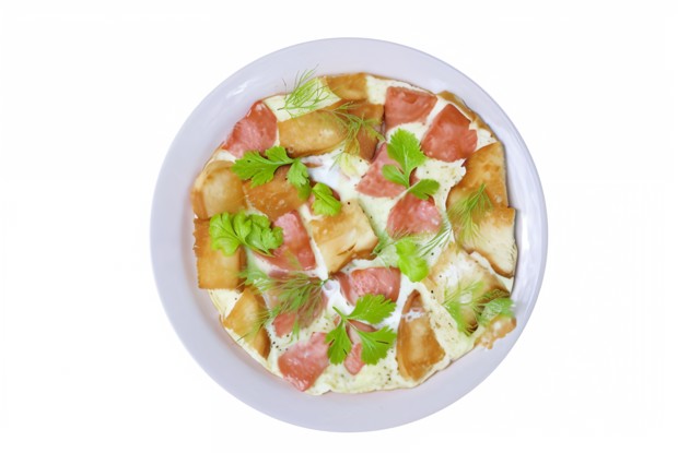 Омлет с сухариками и колбасой