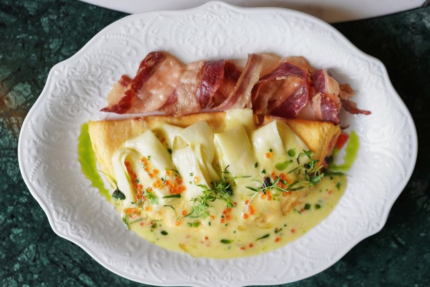 Омлет с томатами, говяжьим беконом и спаржей