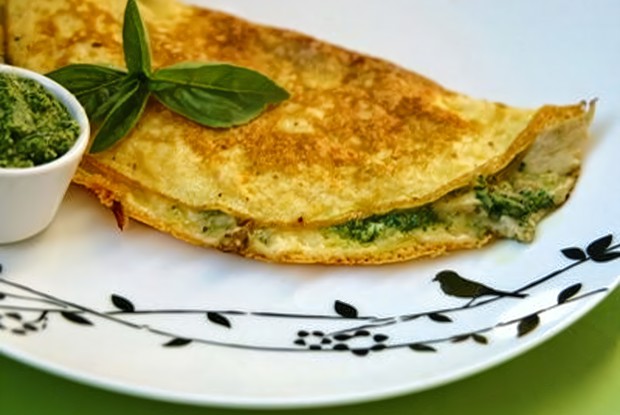 Омлет с творожным сыром и яблоком