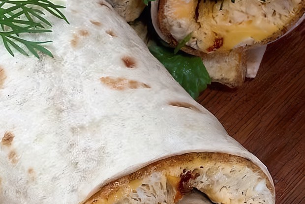 Омлет с вялеными помидорами и зеленью в лаваше