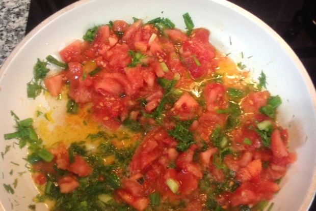 Омлет с зеленью и помидорами