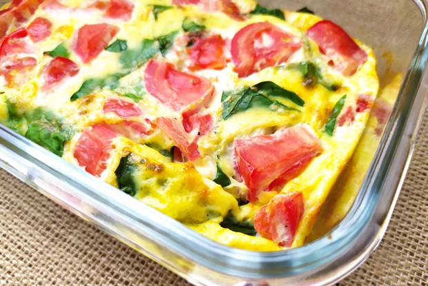 Омлет со шпинатом и помидорами