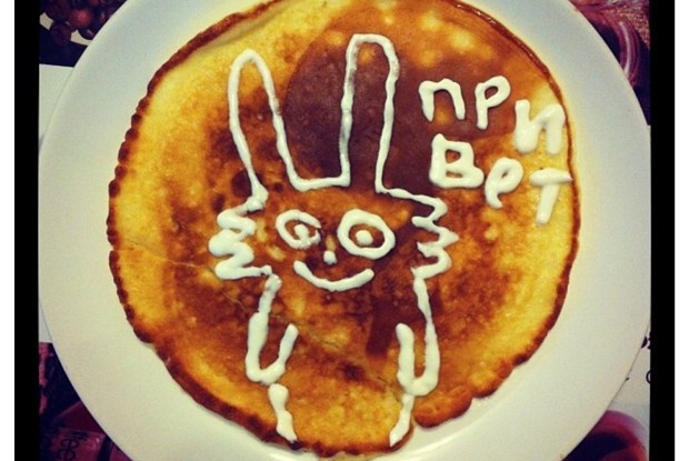 Омлет со сметаной на сковороде