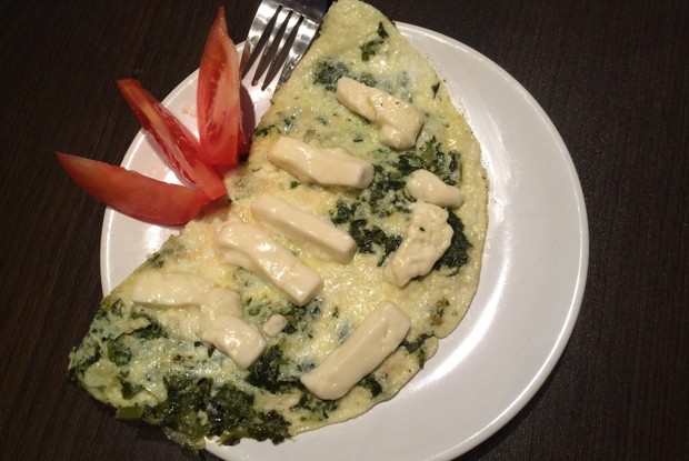 Омлет со сметаной, шпинатом и козьим сыром