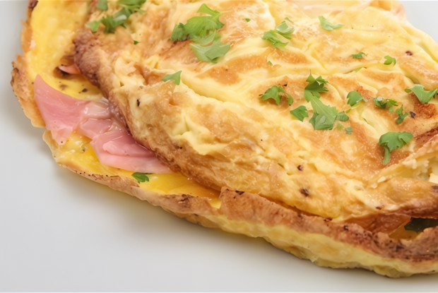 Омлет-суфле с ветчиной и чеддером