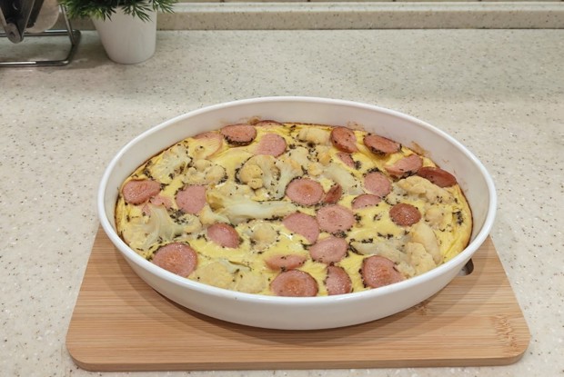 Омлет в духовке с сосисками и цветной капустой