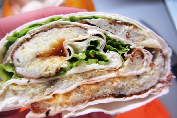 Омлет в лаваше с икрой и сыром