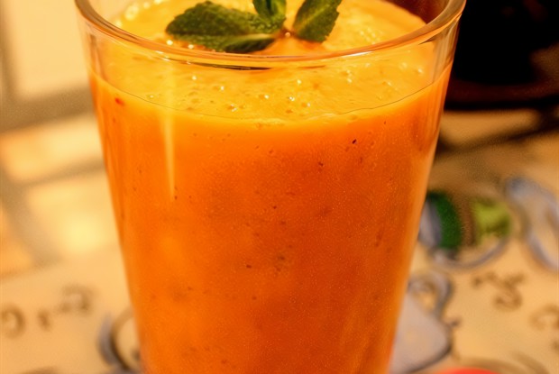 Оранжевый смузи с бананами