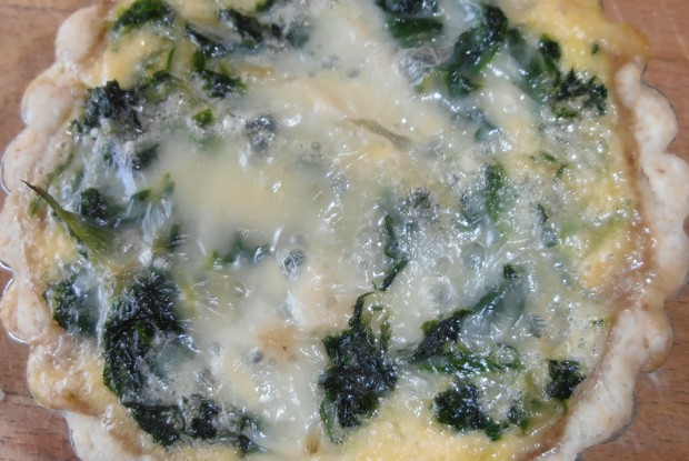 Ореховая тарталетка с горгонзолой и шпинатом