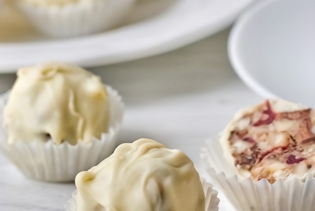 Ореховые конфеты с клюквой в белом шоколаде