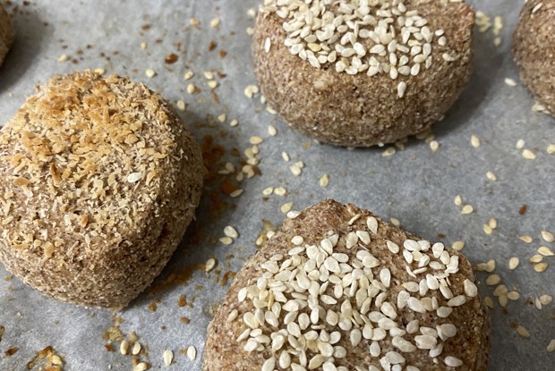 Ореховые булочки с кунжутом