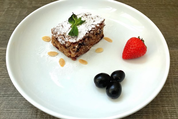 Ореховый бисквит с вяленой клюквой