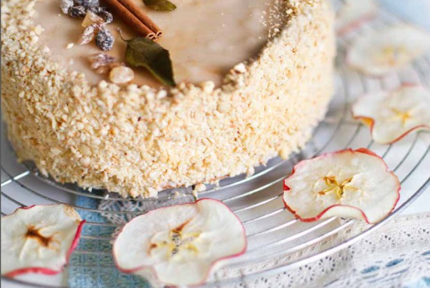 Ореховый торт с карамелизированными яблоками