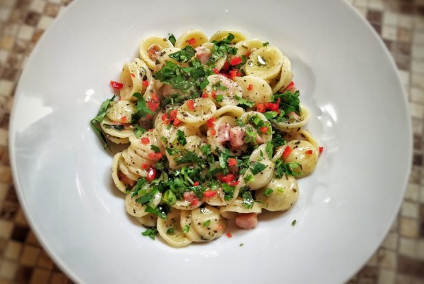 Орекьетте с грудинкой, перцем чили и кинзой