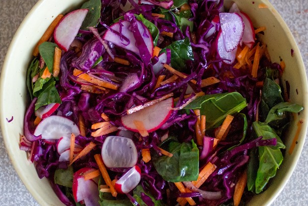 Осенний салат из капусты, редиса, моркови и шпината