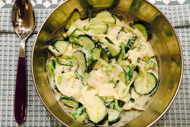 Осенний салат с огурцами и дайконом с медово-горчичной заправкой