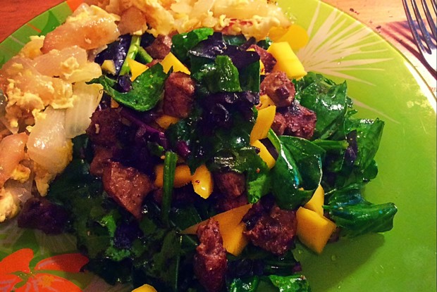 Осенний салат с печенью и манго