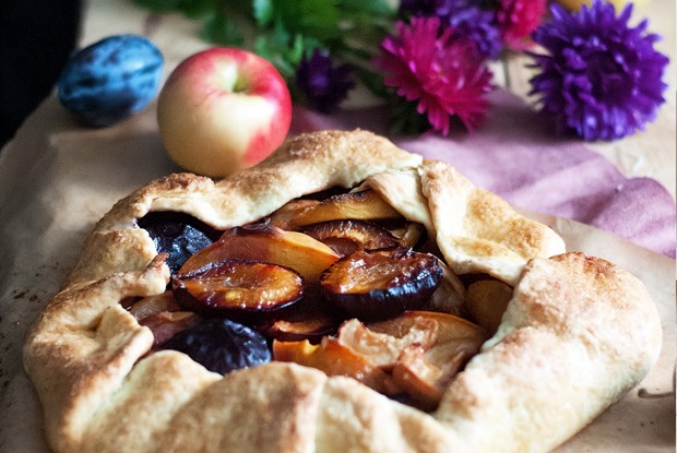 Осенняя галета со сливами, персиками и яблоками