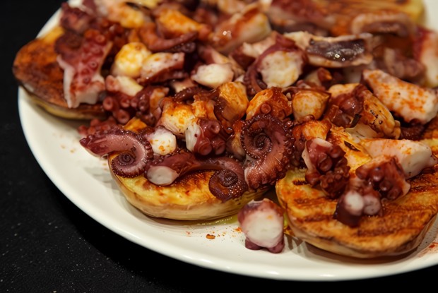 Осьминог по-галисийски с печеным картофелем