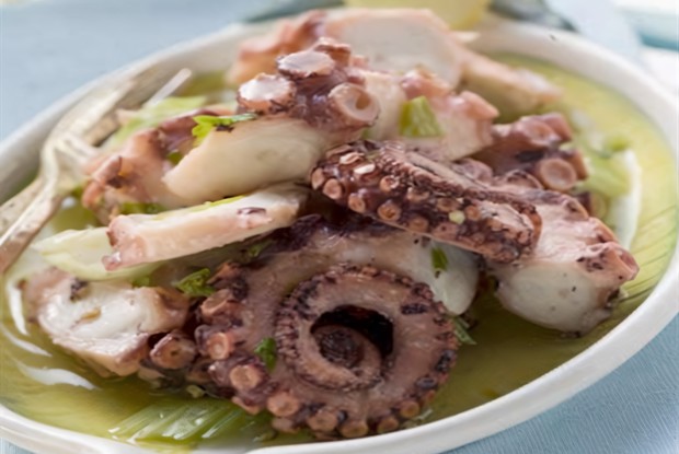 Осьминог с гарниром из поджаренного латука