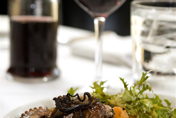 Осьминог в красном вине на гриле