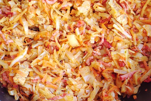 Острая тушеная капуста с мясом