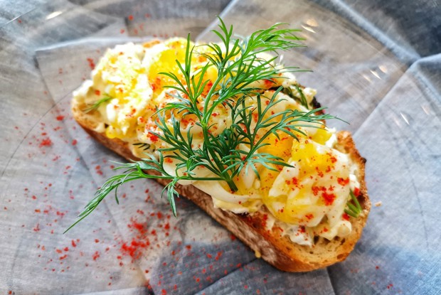 Острая брускетта с перепелиными яйцами