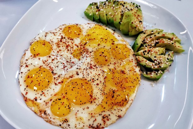 Острая глазунья с авокадо