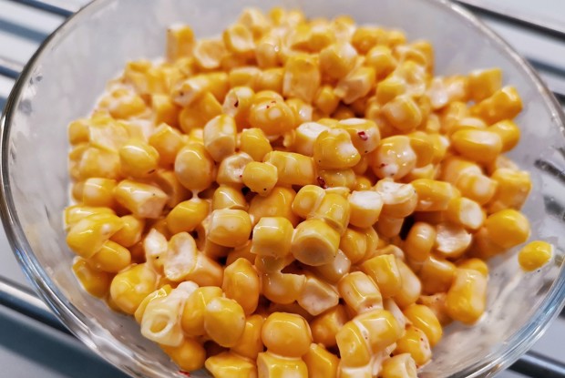 Острая консервированная кукуруза с майонезом