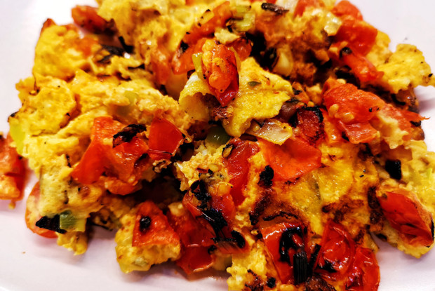 Острая сырная яичница с луком и помидорами