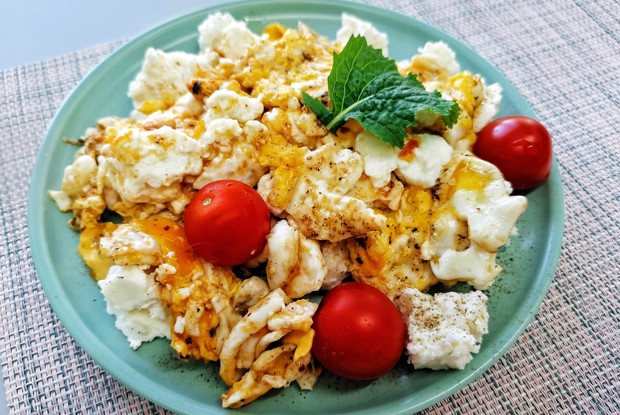 Острая яичница с адыгейским сыром