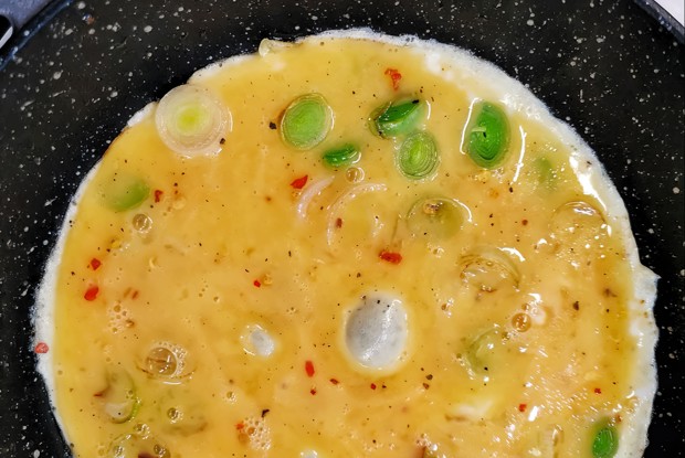 Острая яичница с луком-пореем