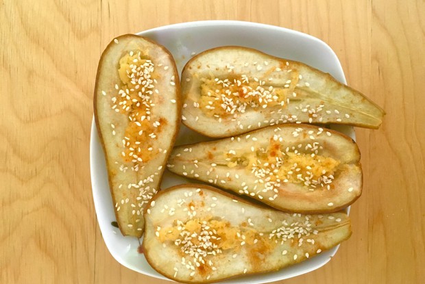 Острые груши с кунжутом