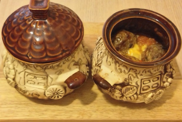 Острые котлеты с кумином, запеченые в горшочках с картофелем