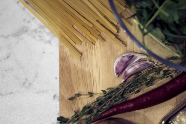 Острые спагетти с сардинами и чили