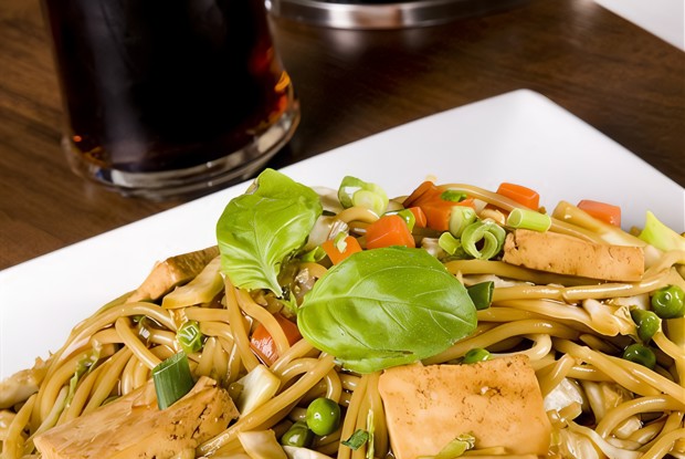 Острые жареные овощи с тофу и лапшой соба